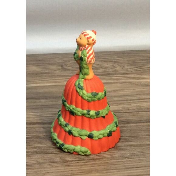 Avon 1991 Porcelain Christmas Bell Garland of Greetings, with Bear on top - Picture 2 of 8